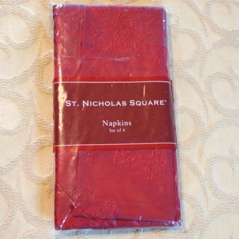 4@30.00  or 25.00 NWT Home Decor/Napkins